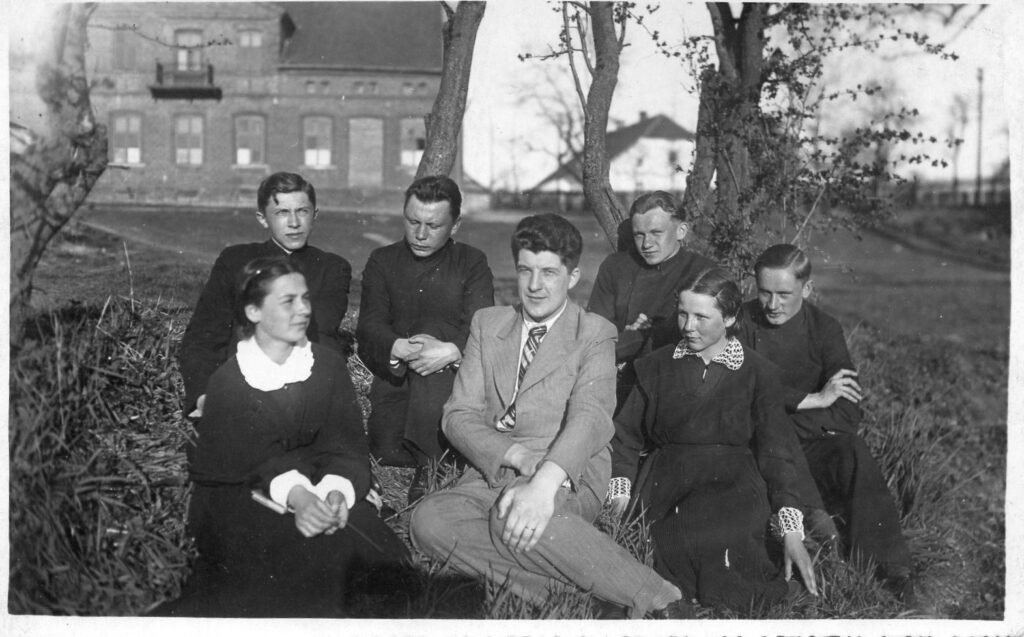 Vilkaviškio gimnazijos literatų būrelis. 1937 m. J. Švabaitė – antra iš dešinės