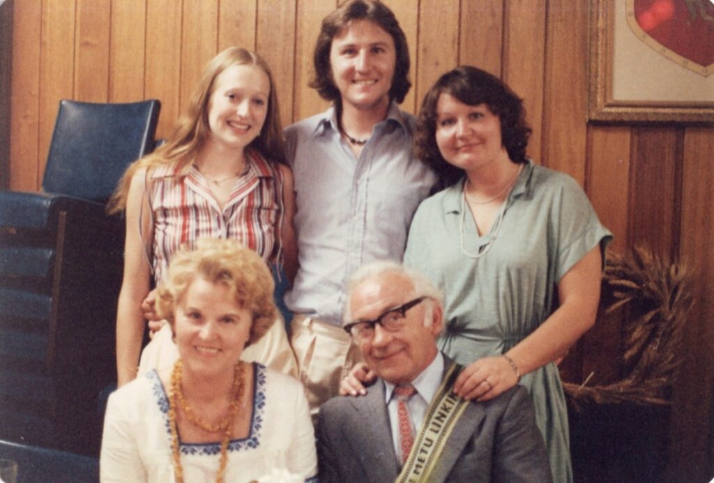 Vincas ir Genovaitė Kazokai su dukra Ugne ir sūnumi Kajumi bei jo drauge Irena Bielskyte. Sidnėjus, 1979 m.