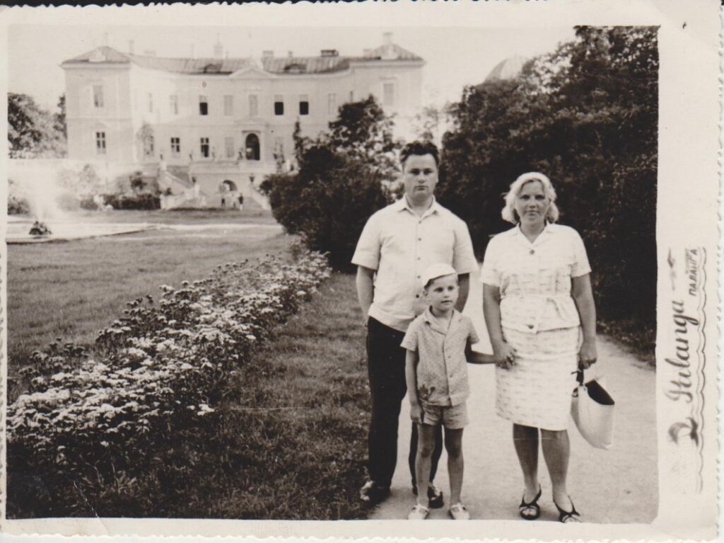Vladas ir Danutė Dautartai su sūneliu Juozu apie 1960 m.