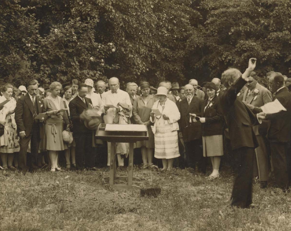 Vydūnas ant Rambyno kalno diriguoja chorui. 1929 m.