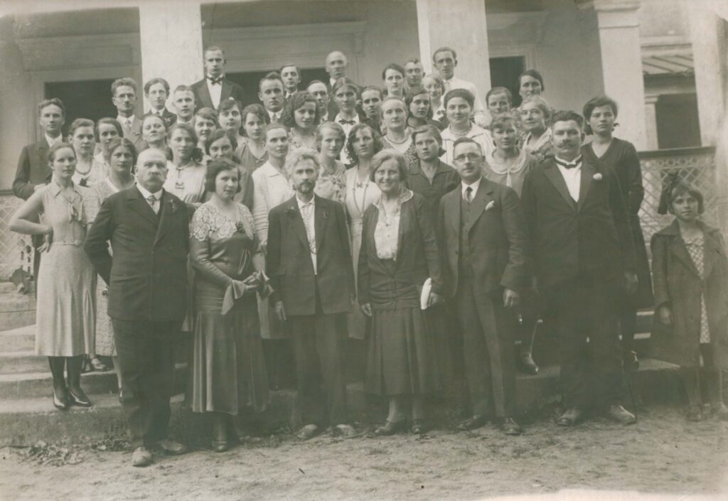 Vydūnas ir Sofija Čiurlionienė (stovi centre) tarp Tilžės jaunimo ir svečių. Pirmas iš kairės spaustuvininkas A. Jagomastas. Apie 1930 m.