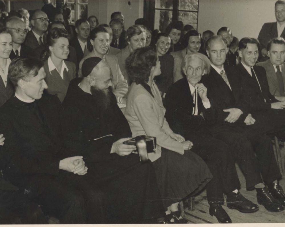 Vydūnas (ketvirtas iš dešinės) literatūros vakare Diepholce. 1948 m.