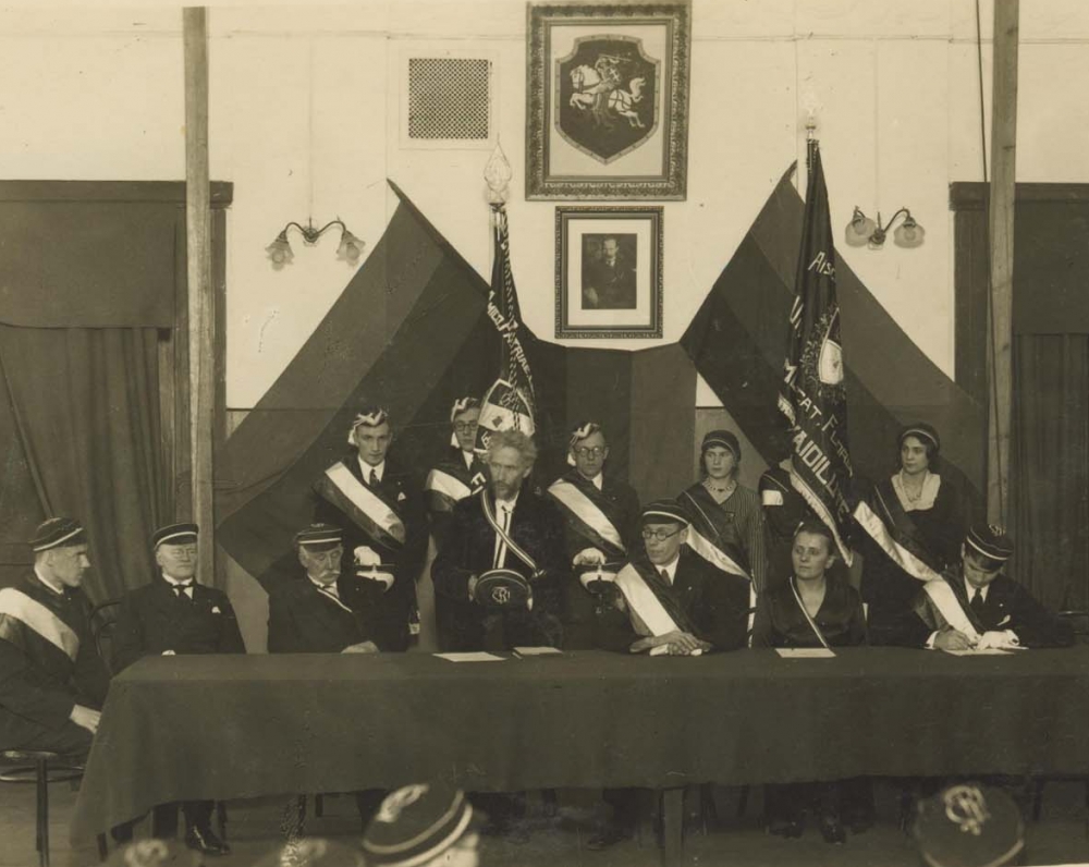 Vydūnas (stovi) tarp studentų ir visuomenininkų. Kaunas, 1930 m.