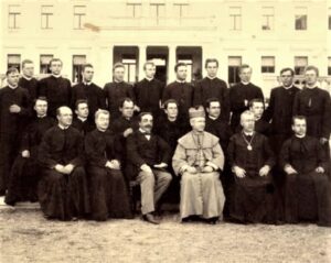 Vyskupas A. Baranauskas su grupe kunigų prie Kauno vyskupijos. Apie 1894 m.