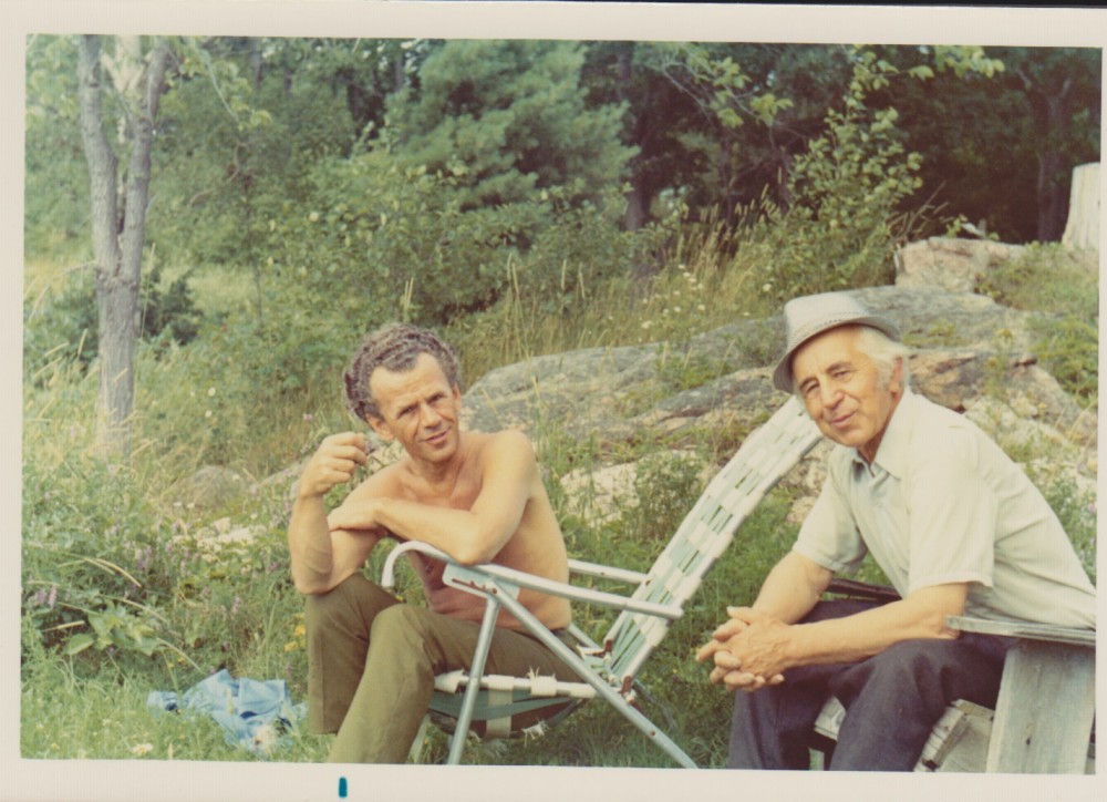Vytautas Jonynas su dailininku A. Tamošaičiu. Kanada. Apie 1970 m.