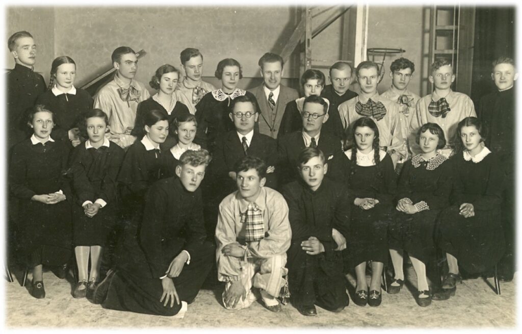 Vytautas Mačernis (priklaupęs pirmas iš dešinės) – Telšių gimnazijos moksleivis. 1937 m. balandžio 10 d.