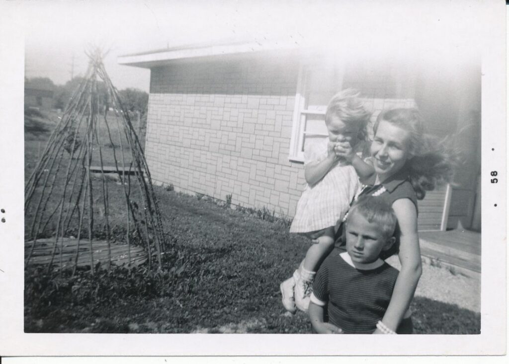 Z. Nagytė su dukra Agnyte ir sūnumi Sauliumi. Lemontas, 1958 m.