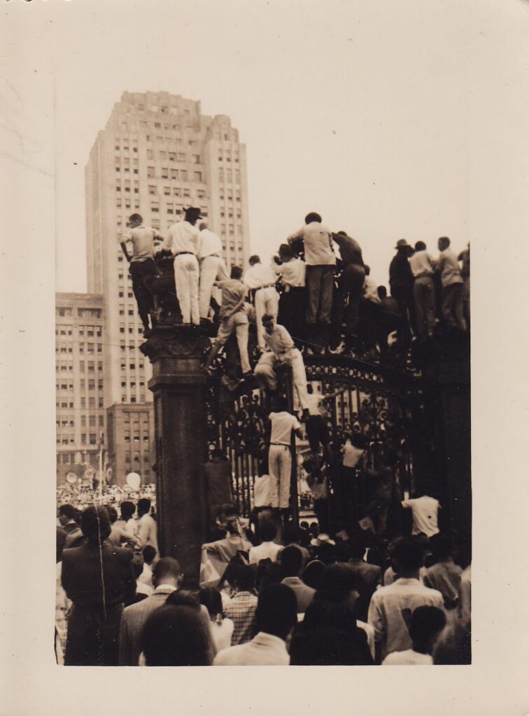 Žiūrovai, stebintys gatvės eitynes Rio de Žaneire. Brazilija, apie 1946–1950 m.