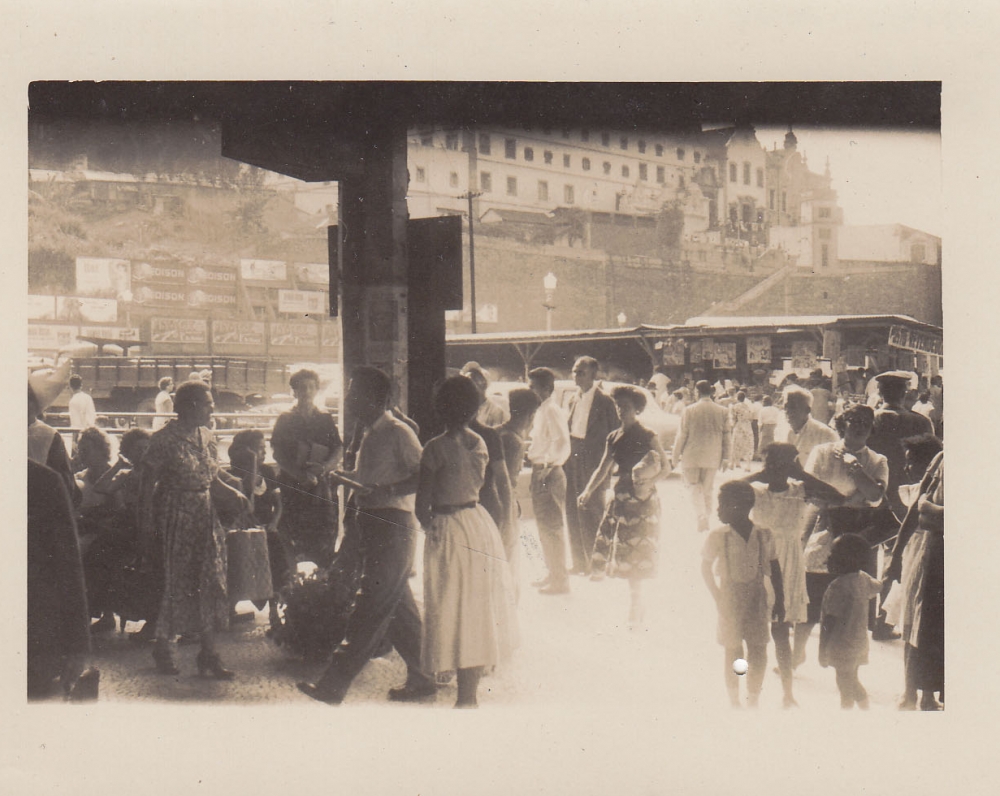 Žmonės miesto stotyje. Brazilija, apie 1946–1950 m.