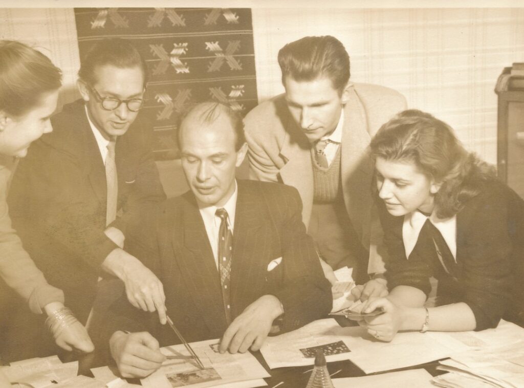Žurnalo „Ateitis“ redakcija. A. Bendoriūtė, J. Baužys, P. Jurkus, K. Kudžma, G. Macelytė-Sužiedėlienė. Bruklinas, 1952 m.