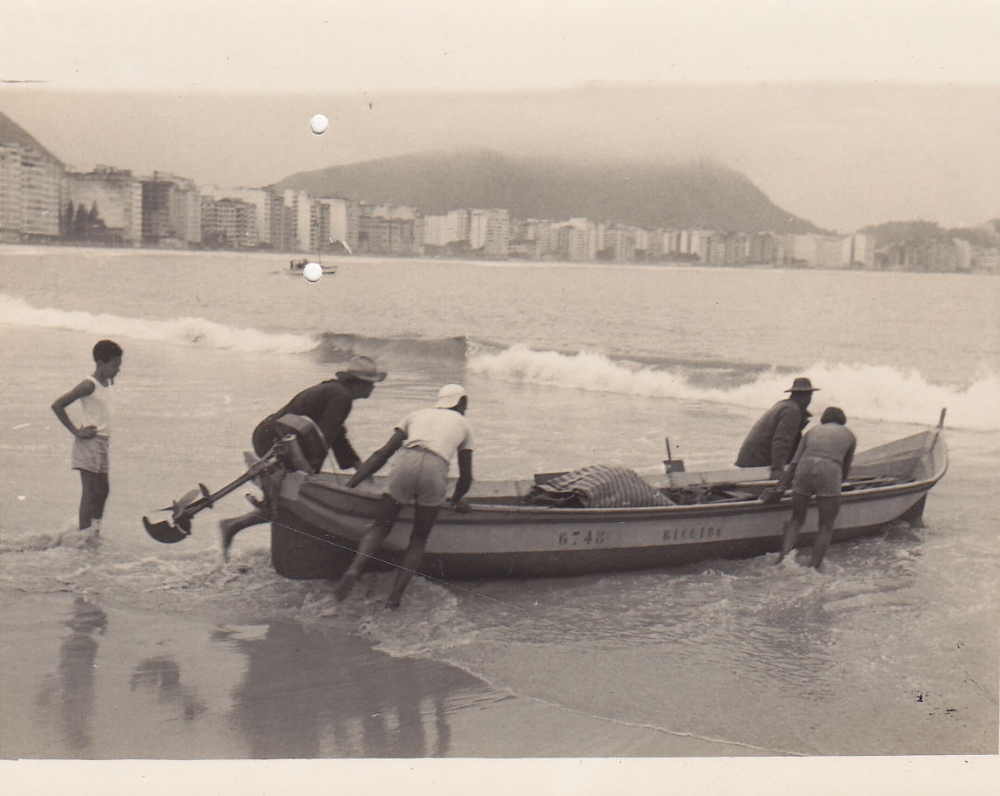 Žvejai stumia valtį į jūrą. Brazilija, apie 1946–1950 m.