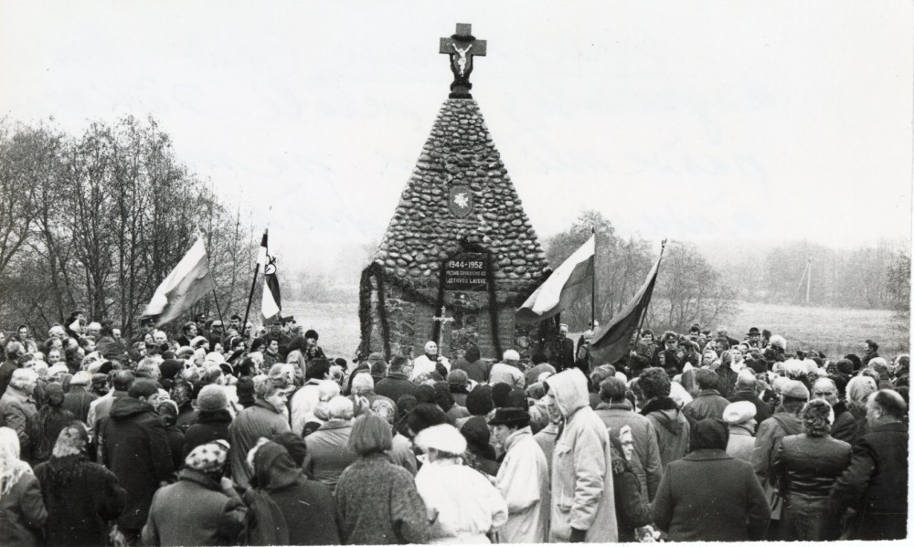 Gerkiškiuose pašventintas paminklas žuvusiems partizanams, kurių kūnai buvo užkasti žvyryne antrosios sovietų okupacijos pradžioje. Bendrame kape palaidoti broliai Mamertas ir Jonas Indriliūnai. Paminklo statymo organizatoriai – Pabiržės klebonas A. Narušis ir J. Morkūnas. 1991 IX 3. Fotografas Z. Meškauskas