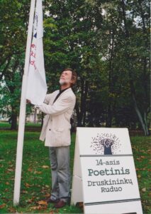 Poetas A. A. Jonynas pakelia Poetinio Druskininkių rudens vėliavą. 2003 m. Z. Baltrušio nuotrauka. MLLM GEK 84639