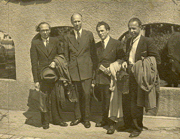 Keliaujanti rašytojų ketveriukė. Augsburgas. 1947 m. Iš kairės: B. Brazdžionis, S. Santvaras, A. Gustaitis, P. Andriušis. MLLM 39045