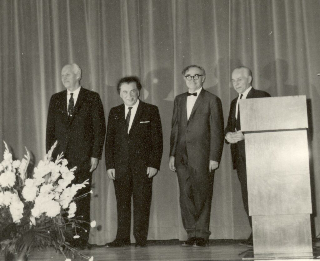 Antrasis ketveriukės turas. Torontas. 1968 m. Iš kairės: S. Santvaras, A. Gustaitis, B. Brazdžionis, P. Andriušis. MLLM 39056