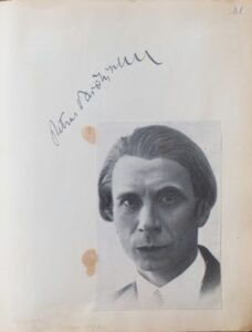 D. SRUOGAITĖS SURINKTŲ AUTOGRAFŲ KNYGELĖ