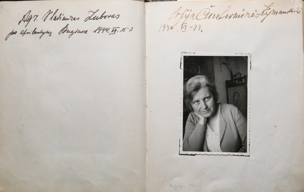 D. SRUOGAITĖS SURINKTŲ AUTOGRAFŲ KNYGELĖ