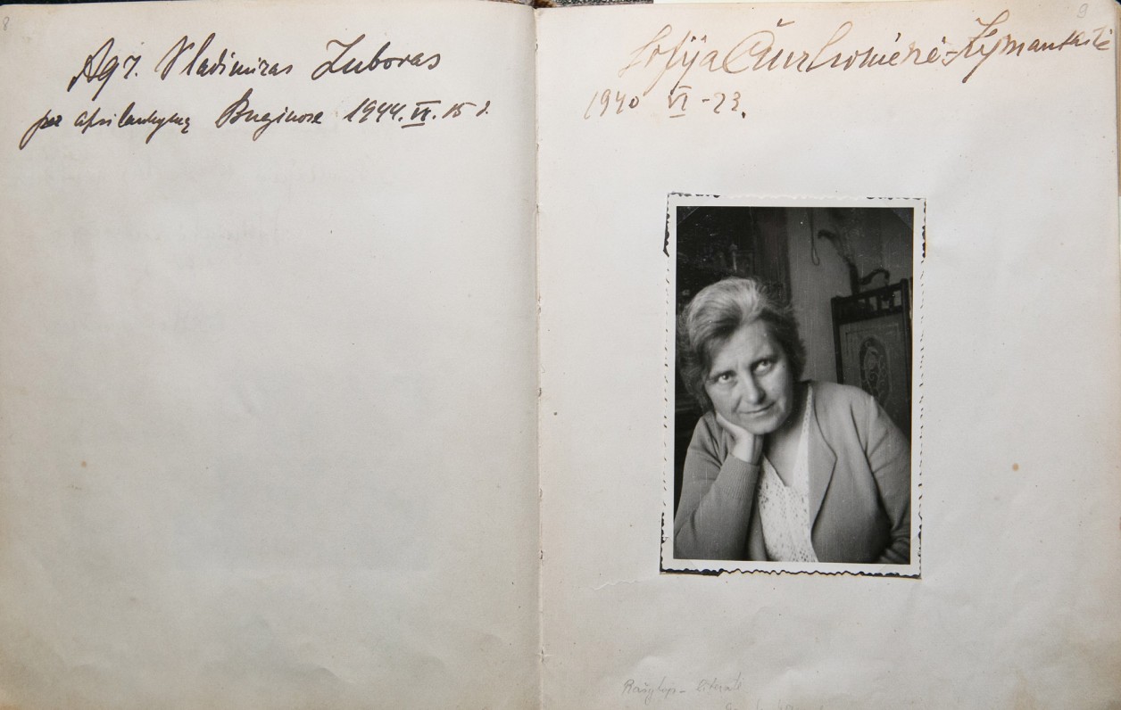 D. SRUOGAITĖS SURINKTŲ AUTOGRAFŲ KNYGELĖ