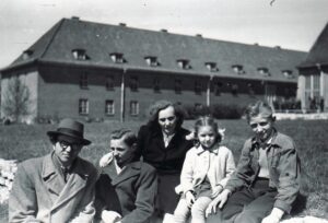 B. Brazdžionio šeima prie barakų