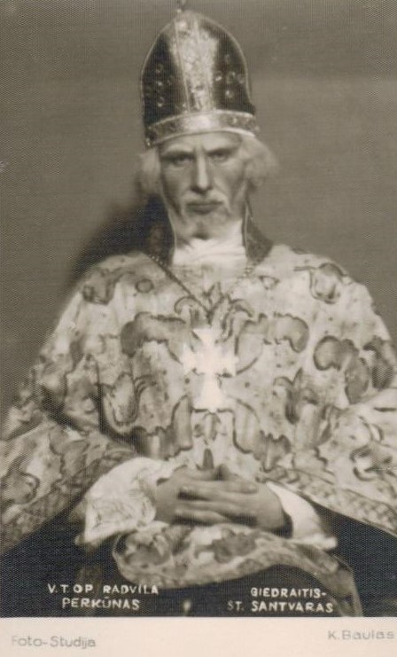 S. Santvaras Valstybės teatro solistas. Kaunas. Apie 1934 m. Vyskupo Merkelio Giedraičio vaidmuo J. Karnavičiaus operoje „Radvila Perkūnas“. MLLM 33144