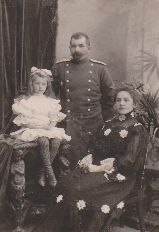 Su tėvais Jadvyga ir Kazimieru Daugirdais. Podolės Kamenecas. 1907 m.