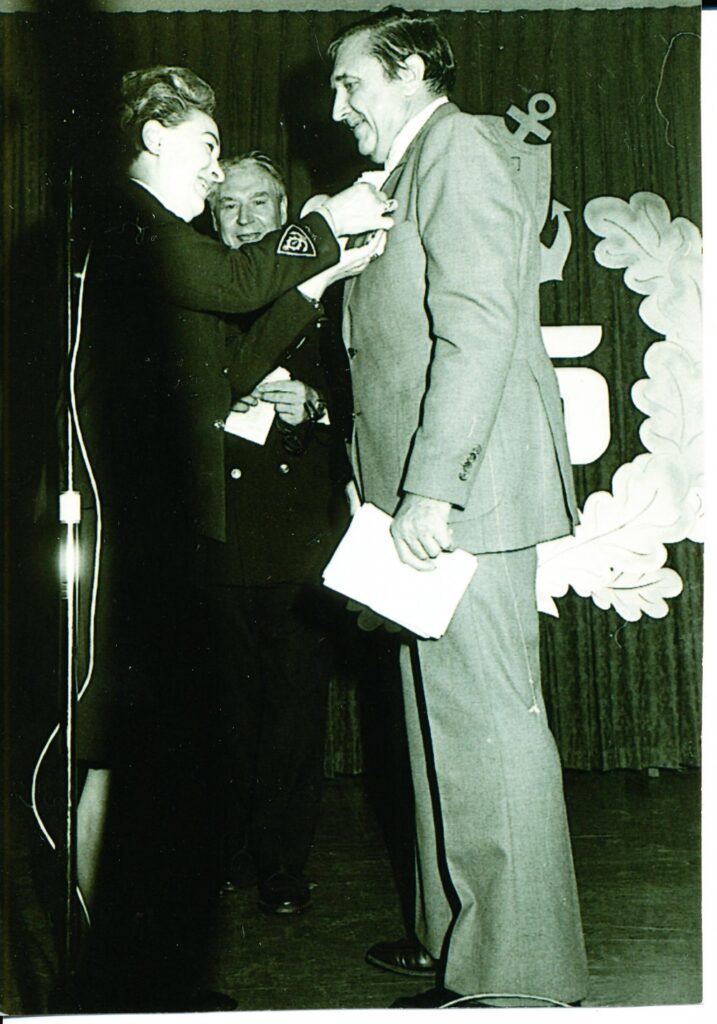 „Giedros“ korporacijos premijos įteikimas A. Baronui už romaną „Trečioji moteris“. Čikaga. 1966 m.