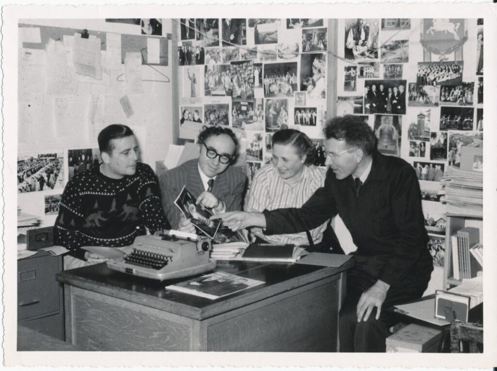 „Lietuvių dienų“ redakcijoje. M. Starkus, B. Brazdžionis. E. Tumienė, J. Tininis. Los Andželas, 1956 m.