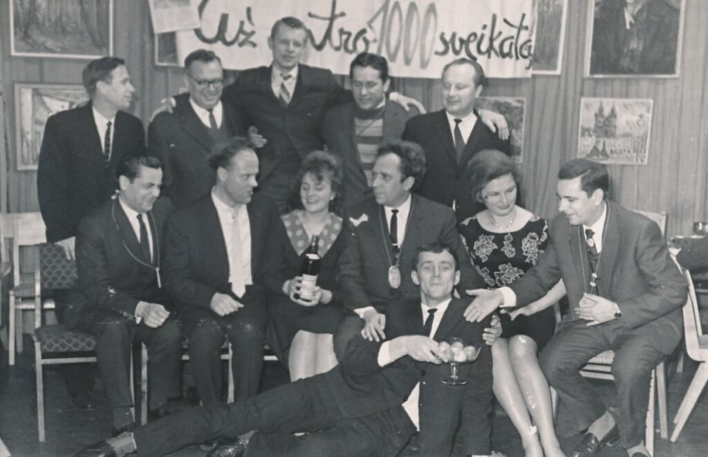 „Literatūros ir meno“ redakcijos darbuotojai švenčia savaitraščio dvidešimtmetį. E. Ignatavičius guli priekyje. 1966 m.