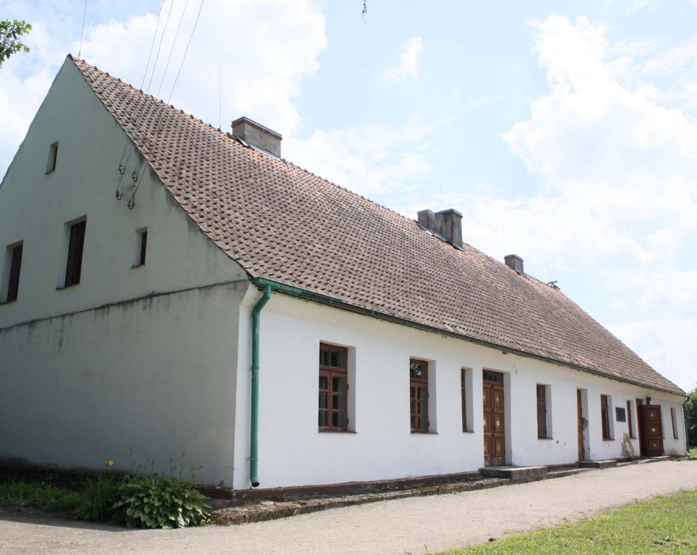 „Mano laikais iš pagrindų perstatyta klebonija. Pusė, kuri išeina į kiemą, – 1747 m., o kuri į bažnyčią – 1764 m.“ K. Donelaitis