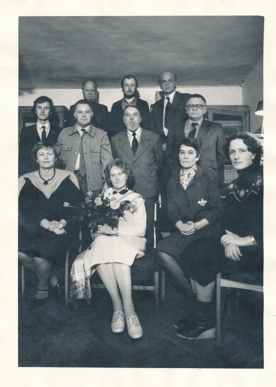 „Pergalės“ žurnalo redakcijos darbuotojai. J. Aputis – trečioje eilėje pirmas iš kairės. Vilnius. 1985 m.