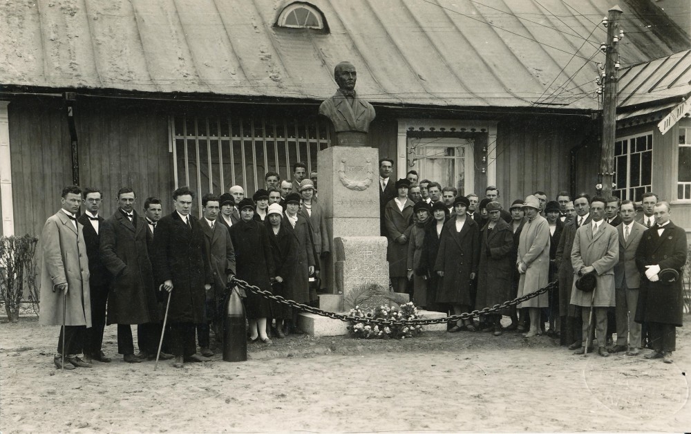 „S. Daukanto draugijos“ nariai prie S. Daukanto paminklo Kaune jo pašventinimo dieną – 1927 m. gegužės 15 d. Nuotr. „Ek. Karių B-vės Kaune“