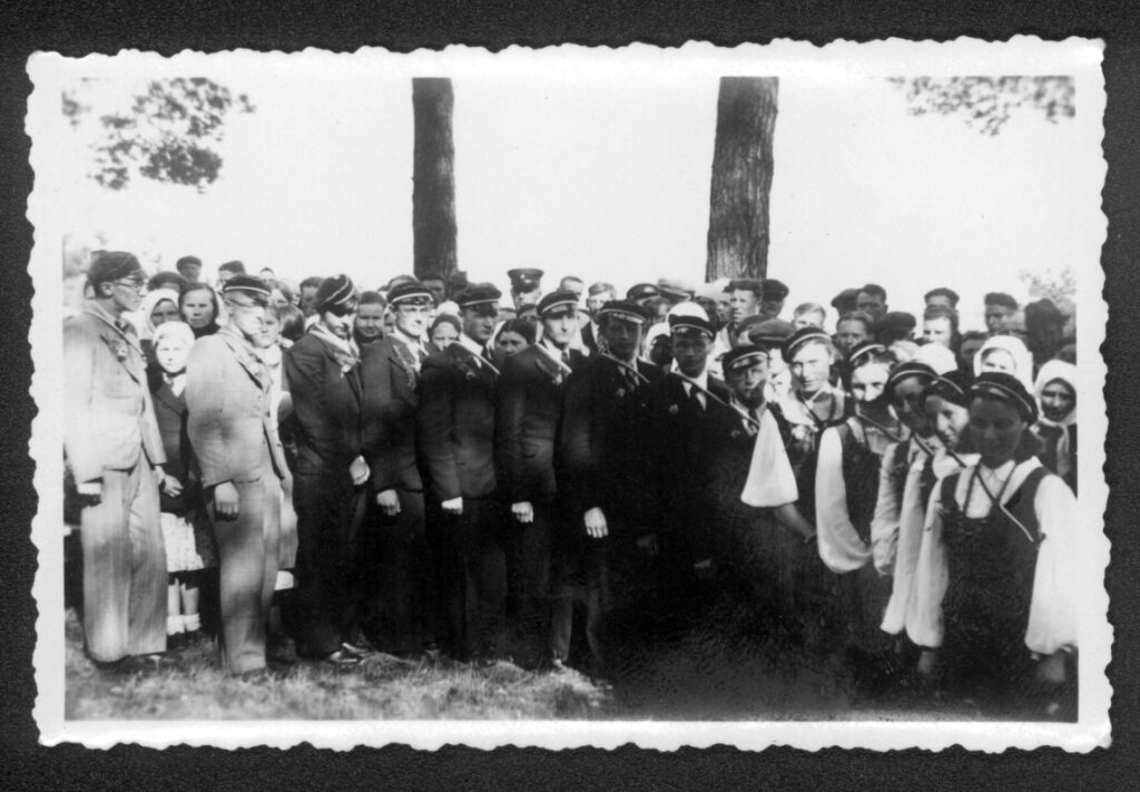 „Šatrijos“ draugijos iškyla Rumšiškėse. 1939 m. V. Kazokas – šeštas iš dešinės