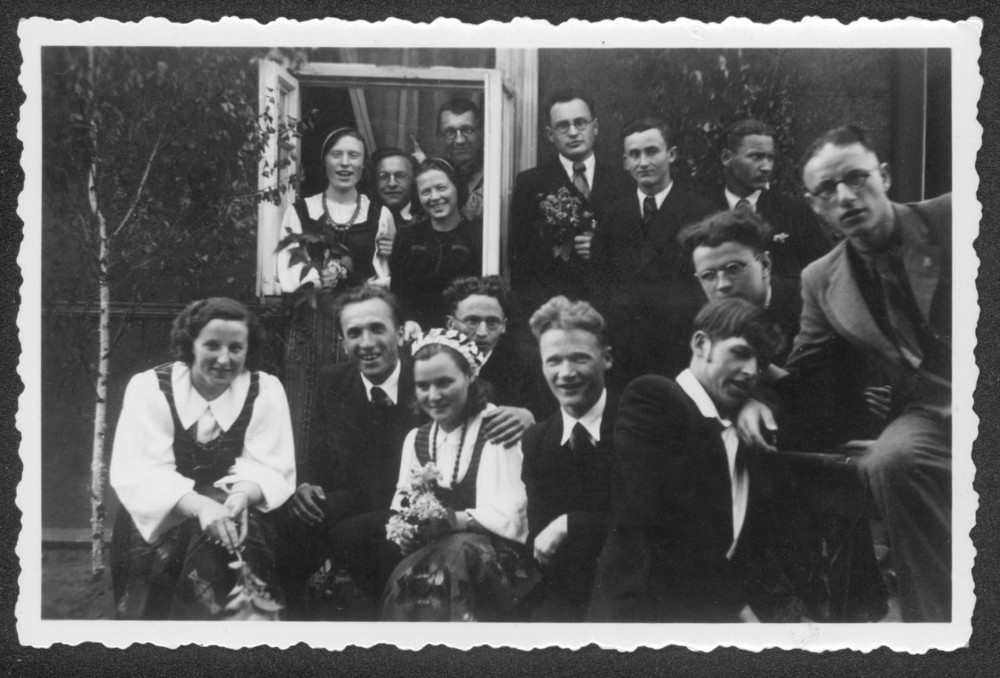 „Šatrijos“ nariai vieši pirmininko Č. Grincevičiaus namuose. Kaunas. 1939 m. V. Kazokas – paskutinėje eilėje antras iš kairės