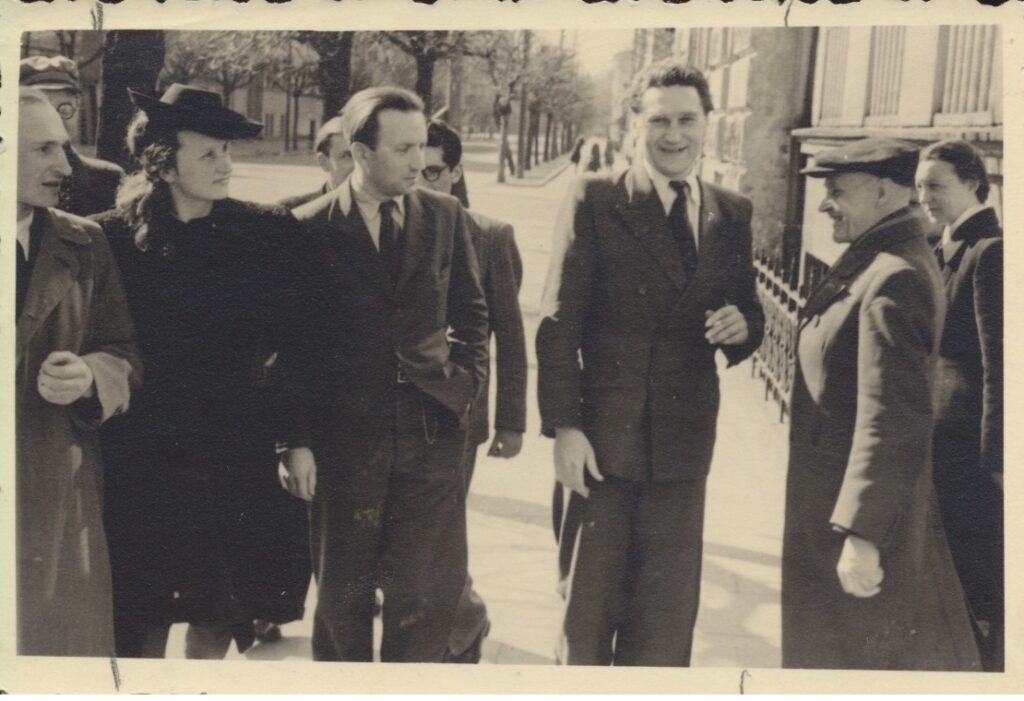 „Tarybų Lietuvos“ bendradarbiai. Kaunas, 1945 m. J. Šimkus trečias iš dešinės