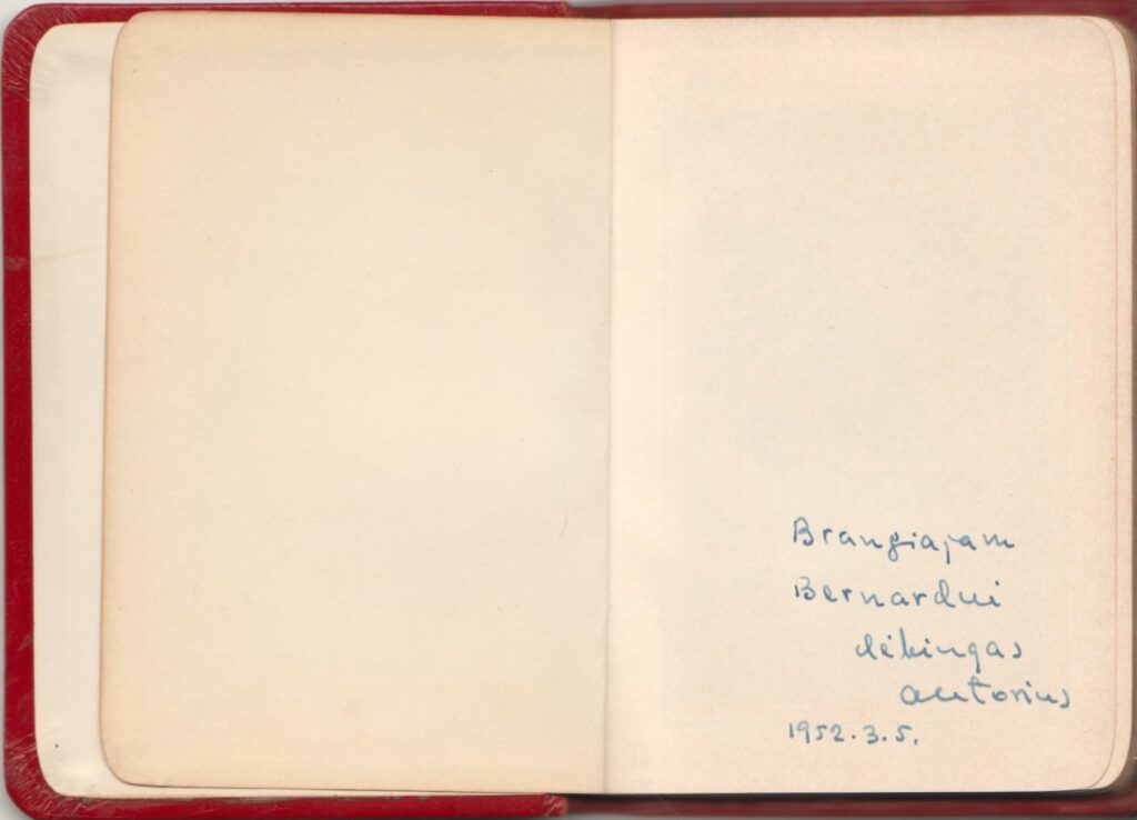 „Vardan Dievo. Mažųjų maldos“. JAV, 1951m. Teksto autoriaus kunigo S. Ylos dedikacija B. Brazdžioniui. Maldyno atvartas