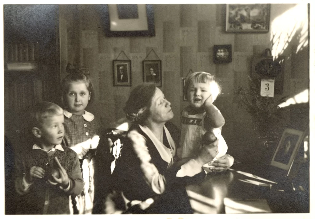 M. Janavičienė su vaikais, apie 1931 m. MLLM 131817 F3