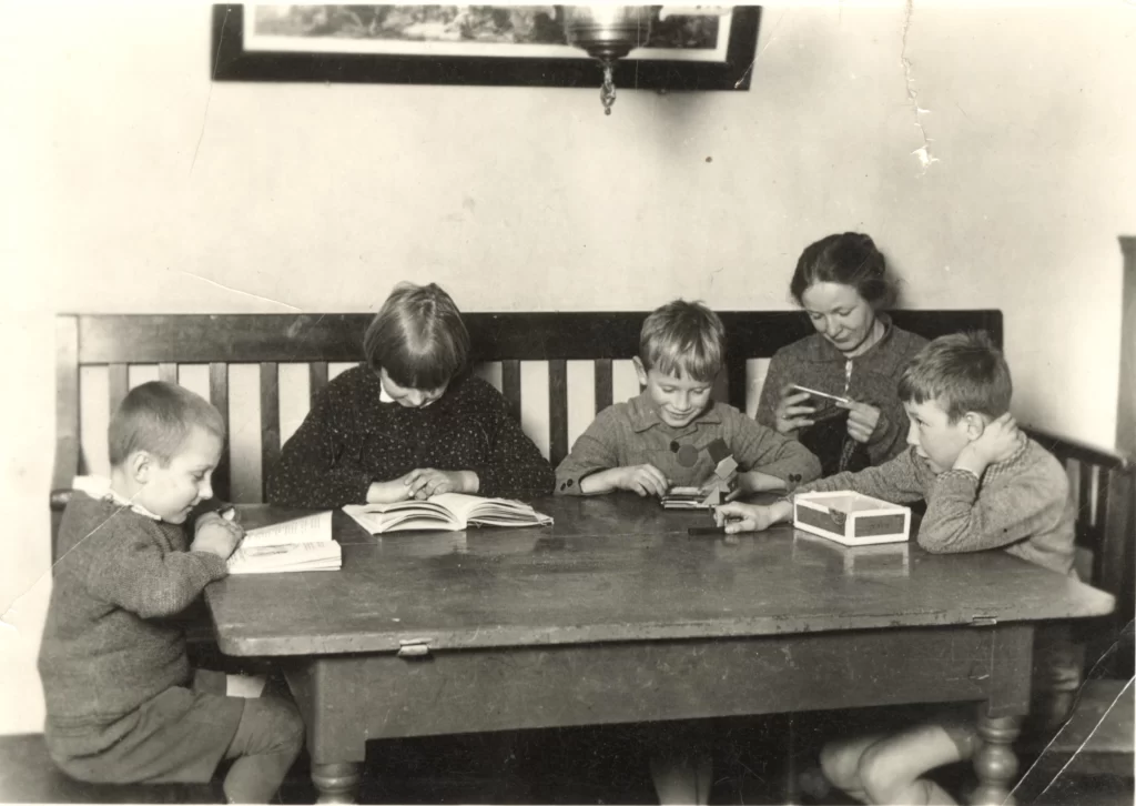 Marija Janavičiienė su vaikais pamokos metu. Aleksandrijos dvaras, 1934 m. MLLM 132091 F2