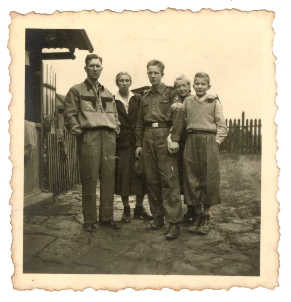 J. Janavičius su šeima Vokietijoje, apie 1944 m. MLLM 132096 F2