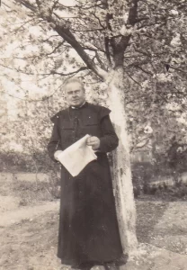 Maironis savo namų sode Kaune 1925 m. birželio mėn. MLLM 39170